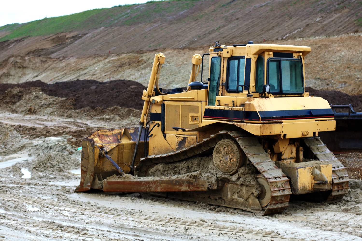 What Is the Difference Between Track Rollers and Carrier Rollers?